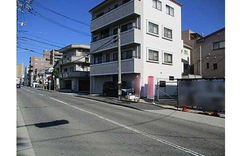 西区打越町の前面道路含む現地写真|ＪＲ横川駅徒歩４分の好立地！前面道路幅１０．９ｍの広々１９０、７８㎡の土地