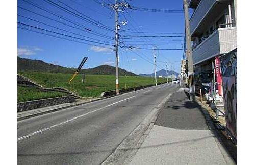 西区打越町の前面道路含む現地写真|◆複数台分の駐車場設置も可能！フレスタ・ファミリーマートなど買い物施設充実
