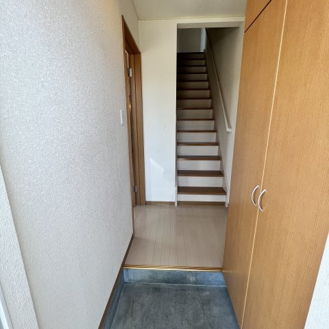 ハイツからんⅤの玄関