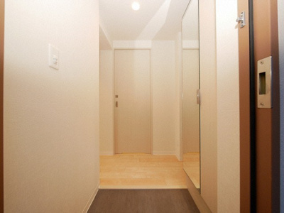 【玄関】 | ヴィラ・セレーノ玉造本町 | 収納もある玄関です