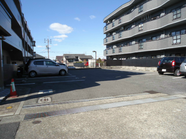 アチーブメント・Ｓ・Ｔの駐車場