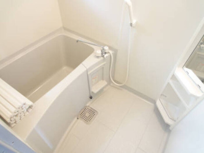 【浴室】 | ドルフ東久万 | バスルーム　窓有