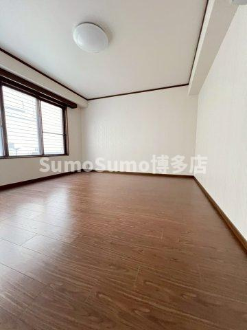 第2友広ビルの寝室|広くて明るい寝室