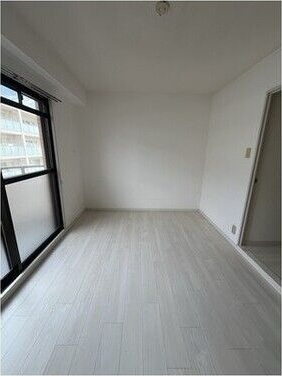 エスポワール緑地の洋室