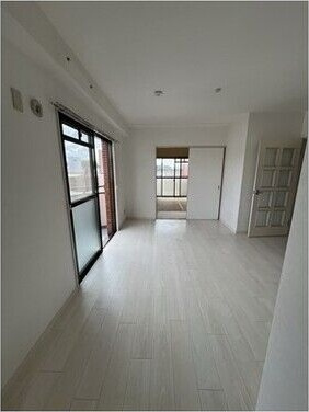 エスポワール緑地の居間・リビング