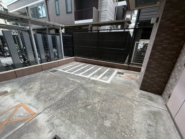 レジデア西本町の駐車場