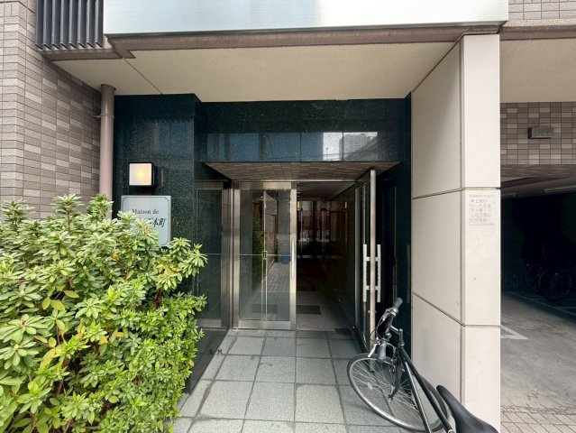 レジデア西本町のエントランス