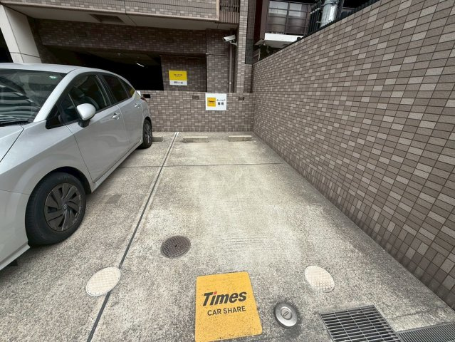 レジデア西本町の駐車場