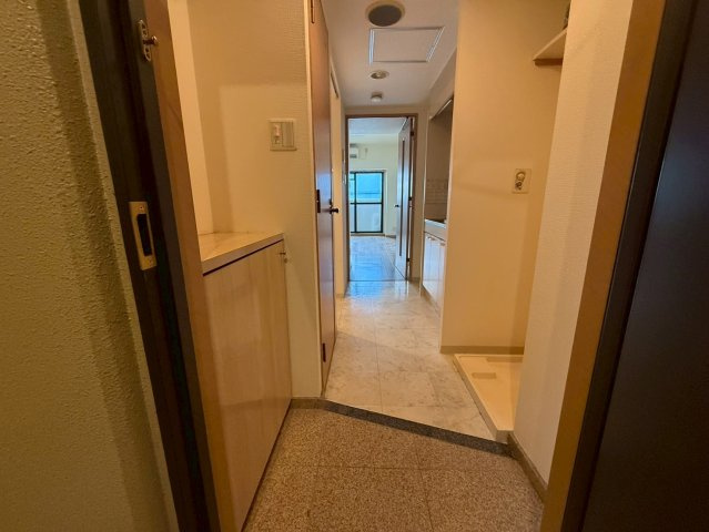 レジデア西本町の玄関