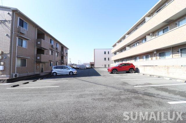 合志市幾久富のアパートの駐車場