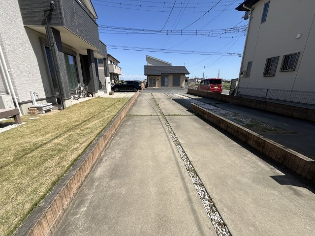 【中古戸建】伊勢崎市東小保方町の前面道路含む現地写真|■駐車場