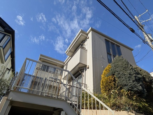 リバーヒルズの外観|閑静な住宅地に佇む重厚な外観