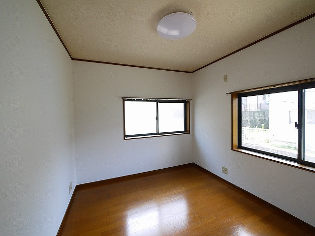 生駒市北新町 戸建の洋室