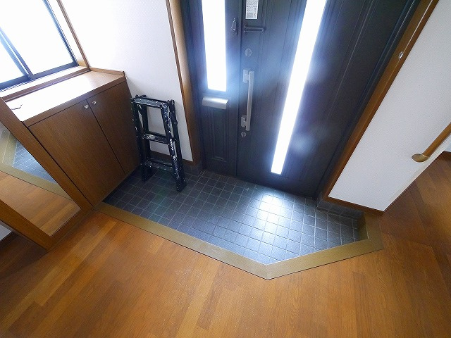 生駒市北新町 戸建の玄関