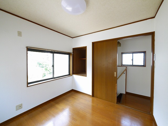 生駒市北新町 戸建の洋室