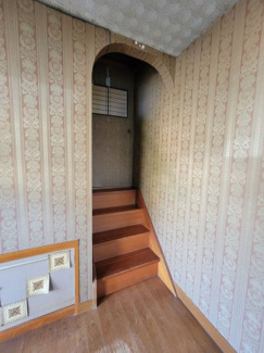 【玄関】 | 南アルプス市小笠原　敷地101坪・北東角地 中古住宅 | 玄関（中二階）から2階への階段