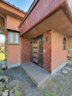 【玄関】 | 南アルプス市小笠原　敷地101坪・北東角地 中古住宅