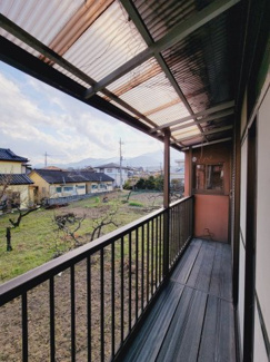 【バルコニー】 | 南アルプス市小笠原　敷地101坪・北東角地 中古住宅 | 建物南側は畑の為、日当たり良好です。