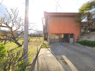 【外観】 | 南アルプス市小笠原　敷地101坪・北東角地 中古住宅 | 掃き出し窓から1階のフリースペースへアクセス可能です。