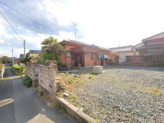 【前面道路含む現地写真】 | 南アルプス市小笠原　敷地101坪・北東角地 中古住宅 | 東側道路は幅員2.1ｍの為、車の往来は出来ません。