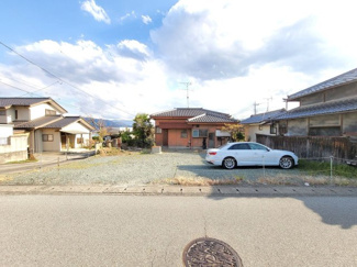 【外観】 | 南アルプス市小笠原　敷地101坪・北東角地 中古住宅 | 101坪の広々敷地が自慢のご住宅です。