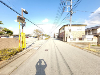 【前面道路含む現地写真】 | 南アルプス市小笠原　敷地101坪・北東角地 中古住宅 | 前面道路は幅員6.8ｍ　車庫入れも楽々です。