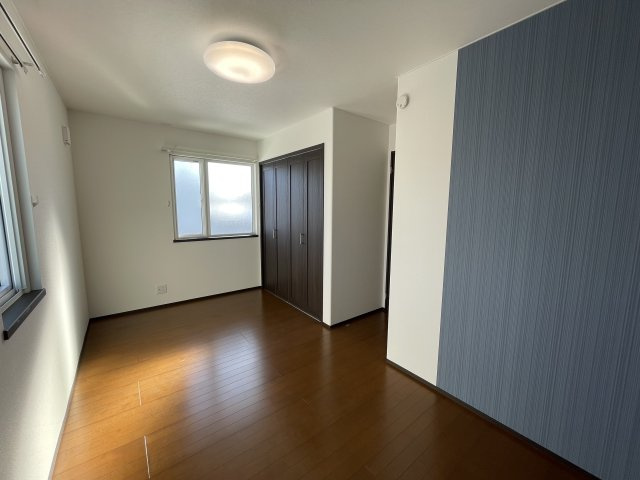 【洋室】 | 東根市神町東　全1棟 | 寝室7帖です。青みがかかったグレーの壁が落ち着く空間になっております♪