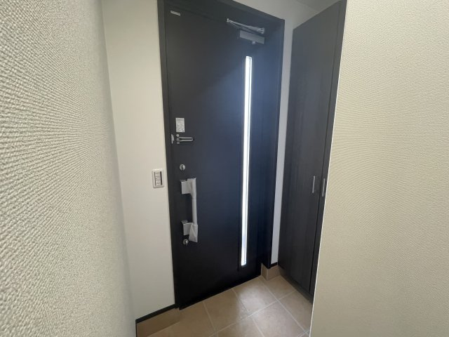 【玄関】 | 東根市神町東　全1棟 | 収納スペースもあり、すっきりとした玄関です♪