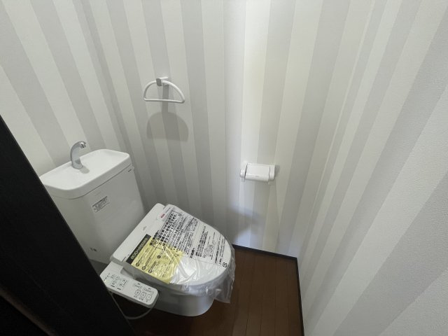 【トイレ】 | 東根市神町東　全1棟 | ストライプの壁紙がかわいらしいトイレです♪