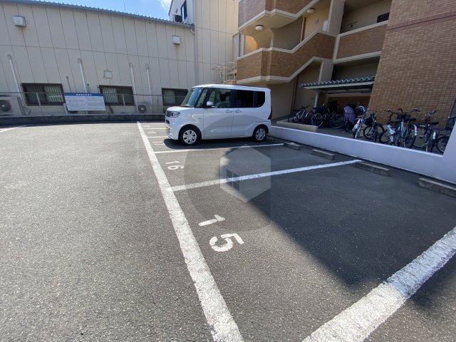 メゾンプランシェールの駐車場