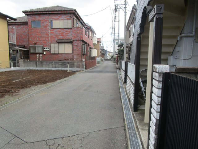 桶川市南　売地の前面道路含む現地写真