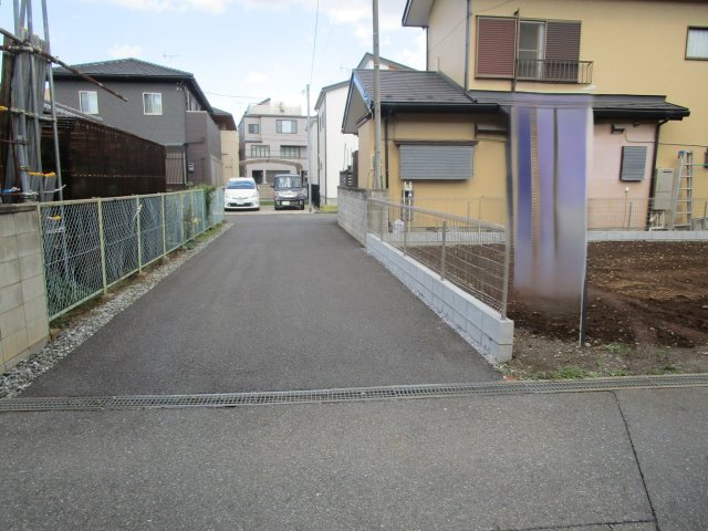 桶川市南　売地の前面道路含む現地写真