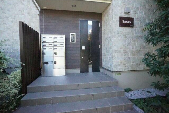世田谷区八幡山３丁目のアパートのエントランス
