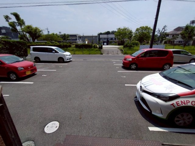 マンションセンチュリー１階　倉庫事務所の駐車場