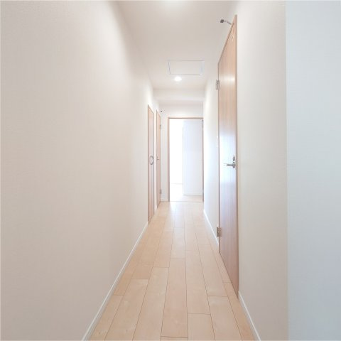 緑の街四号棟の玄関|玄関を入り左がリビング