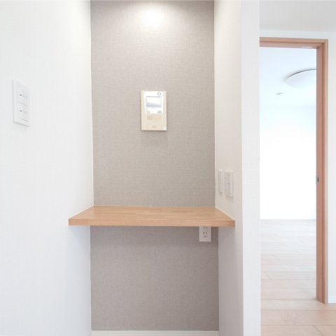 緑の街四号棟の内装|インターホン前にはカウンターがあるため小物が置けます