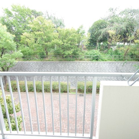 緑の街四号棟の展望|南面バルコニーからは敷地内遊歩道と公園が見えます