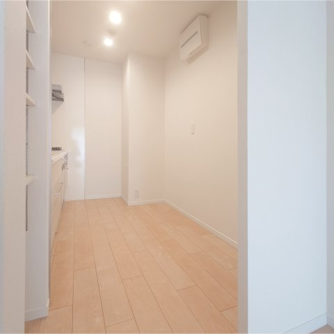 緑の街四号棟のキッチン|キッチン背面のカップボードスペース