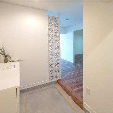 ライオンズマンション長者ヶ崎の玄関|古き良き時代の湘南のリゾートマンションを彷彿とさせる玄関の意匠飾り