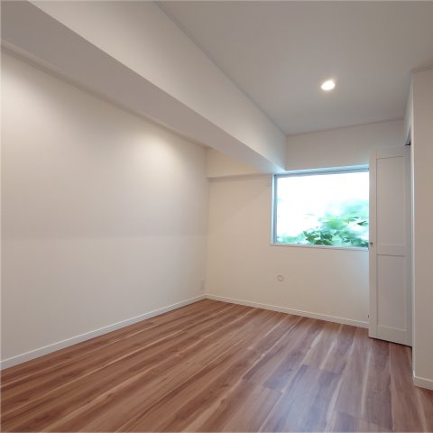 ライオンズマンション長者ヶ崎の洋室|落ち着く雰囲気の洋室。防音室に改装して楽器を楽しむのもありかもしれません