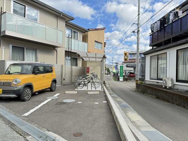 シャーメゾン朝倉駅前の駐車場