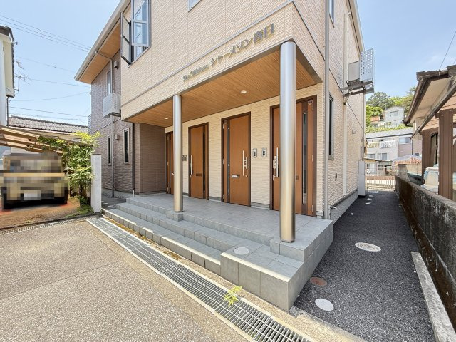 シャーメゾン春日のエントランス