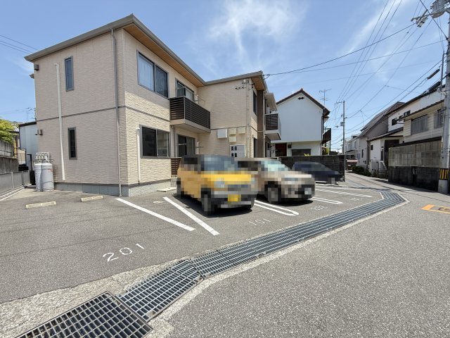 シャーメゾン春日の駐車場