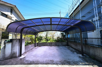 【前面道路含む現地写真】 | 並列駐車可能なカーポートです！大切な愛車を雨や鳥の糞から守ります♪