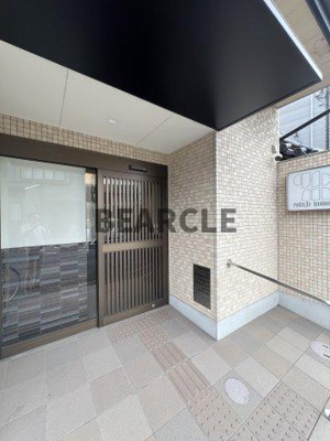 【エントランス】 | ROKUJO HOUSE | 清潔なエントランスです