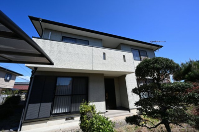 【外観】 | 太田市台之郷　中古戸建 | 青空に映える高級感のあるエクステリアです。
カーポート付きで車好きの方にもおススメ！ぜひ一度ご見学ください！