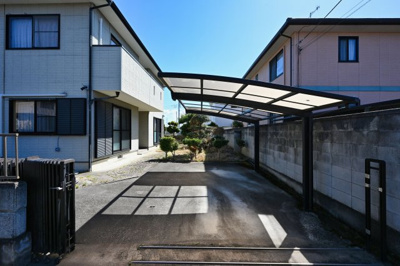 【駐車場】 | 太田市台之郷　中古戸建 | 並列駐車可能なカースペースです！カーポート付きで愛車を雨や汚れから守ります♪