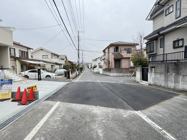 松戸市小金原７丁目新築戸建【貝の花小学校：7分】の前面道路含む現地写真|南側前面道路・幅員約8ｍ