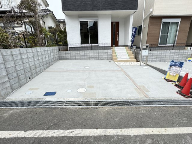 松戸市小金原７丁目新築戸建【貝の花小学校：7分】の駐車場|1号棟駐車スペース・並列2台駐車可