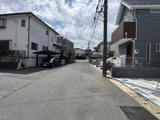 松戸市上本郷新築戸建【上本郷小学校：10分】の前面道路含む現地写真|南側前面道路・幅員約6ｍ